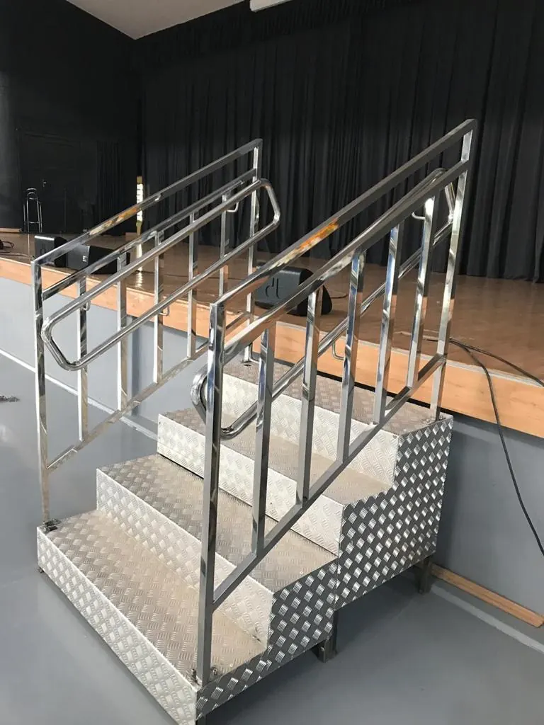 Escada de acesso a palco com corrimão em inox e degraus em chapa xadrez