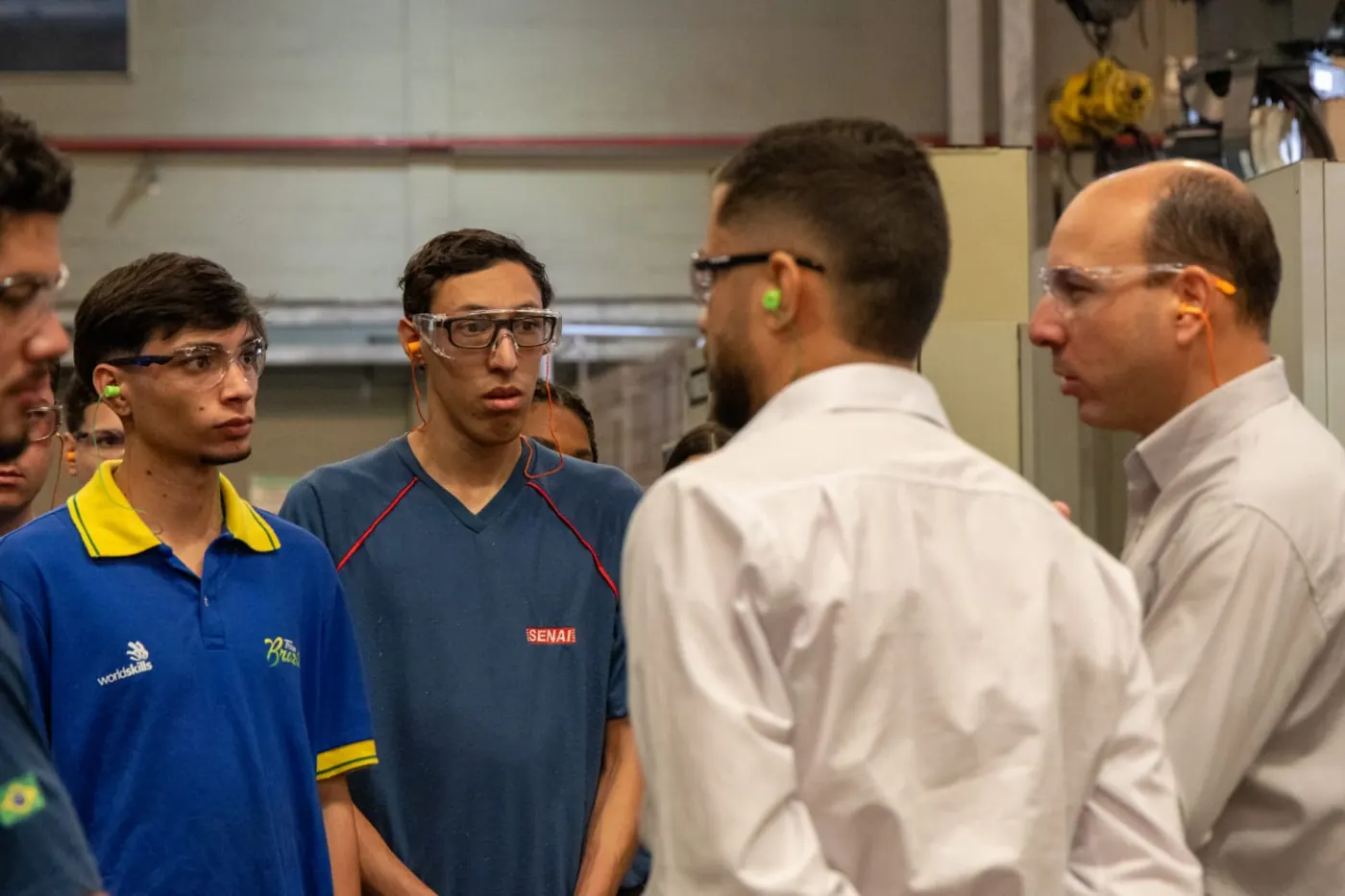 Alunos do SENAI ouvindo orientações durante visita técnica